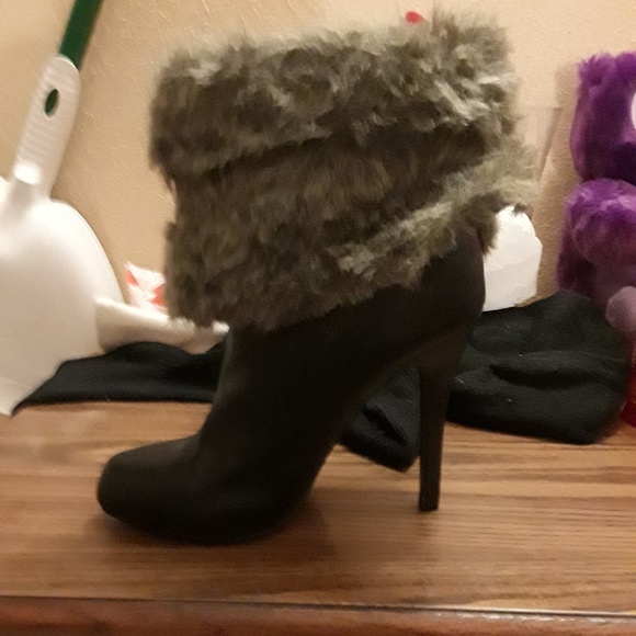 Boot and heel lot - Picture 2 of 7